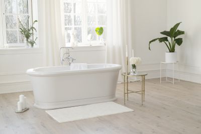 Elegant Alcove Bathtub